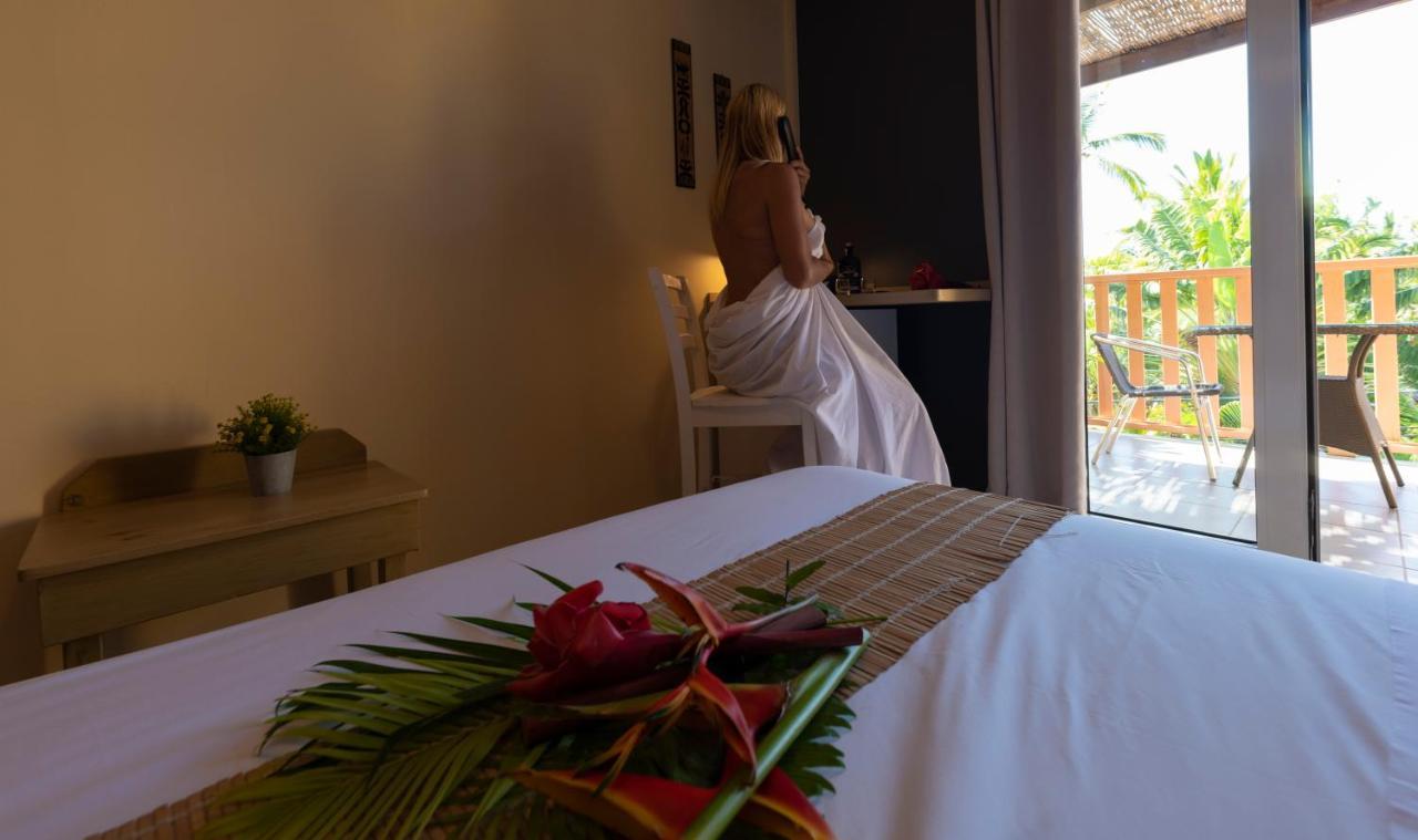 Hotel Les Bougainvilliers Сен Жилс ле Бен Екстериор снимка