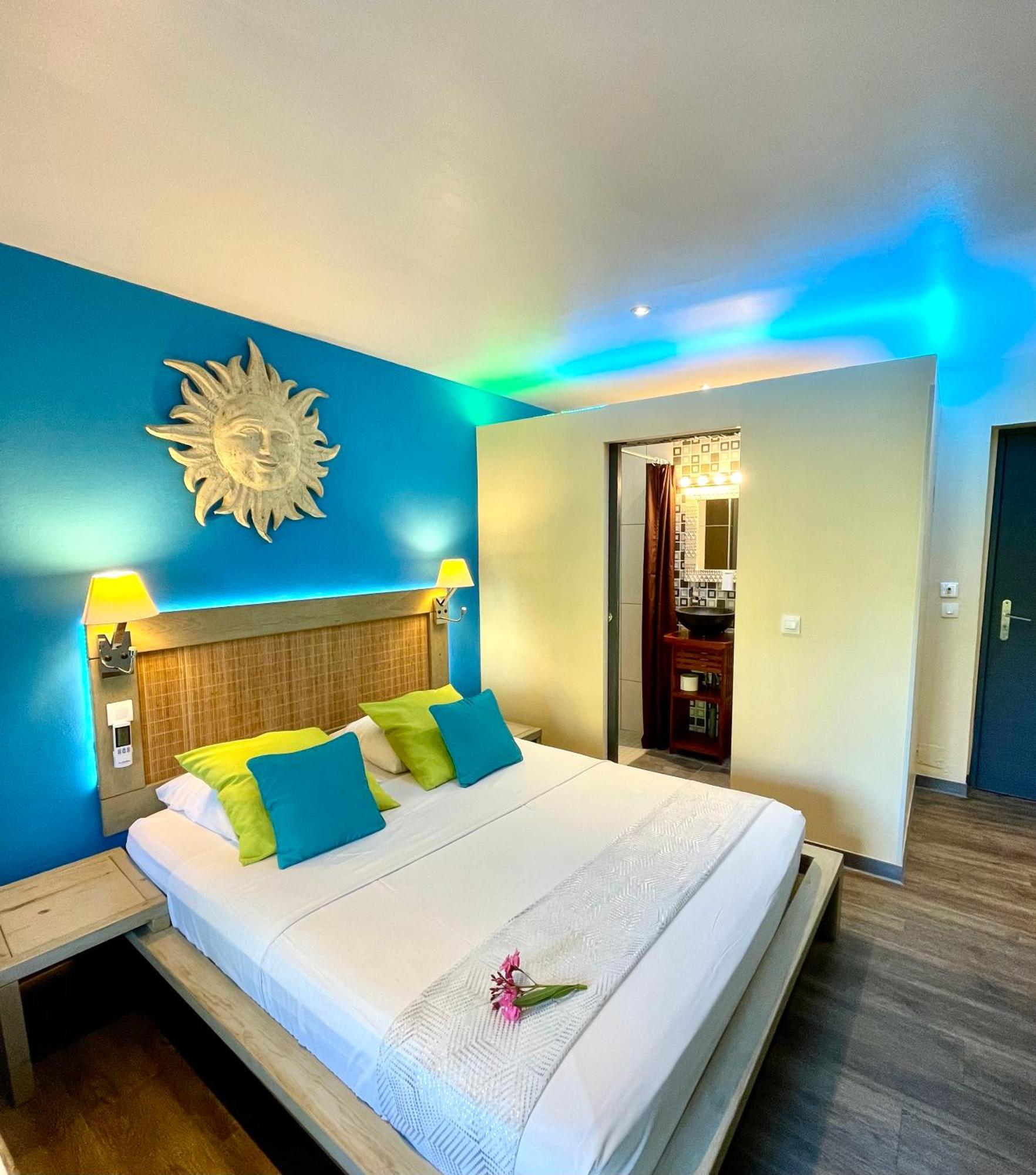 Hotel Les Bougainvilliers Сен Жилс ле Бен Екстериор снимка