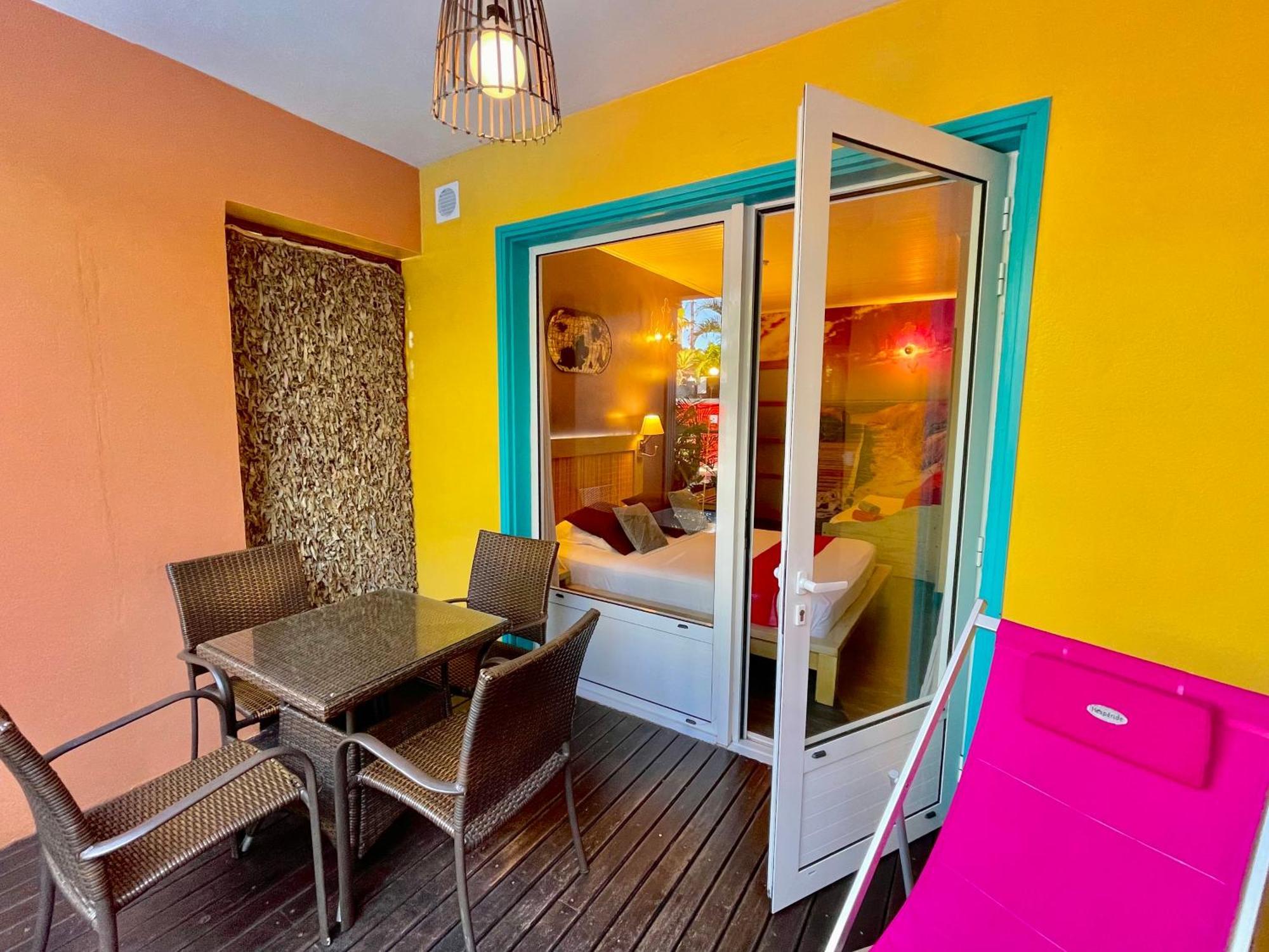 Hotel Les Bougainvilliers Сен Жилс ле Бен Екстериор снимка