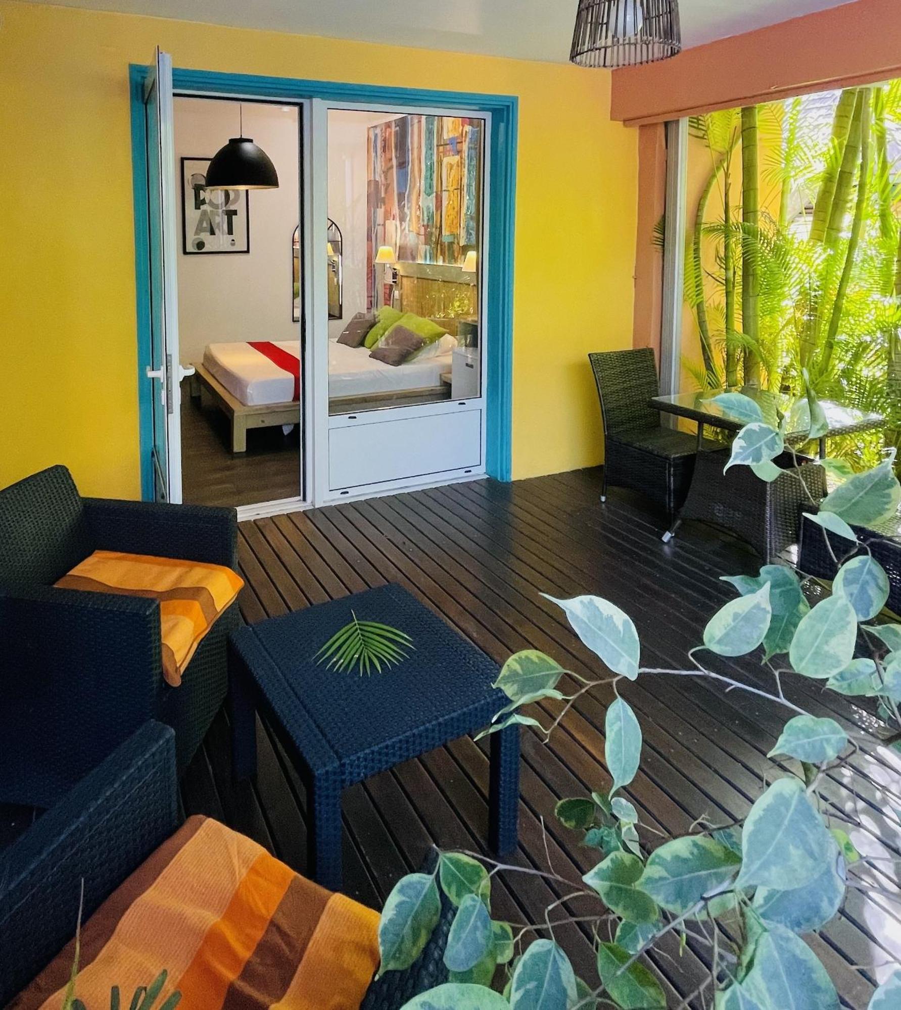 Hotel Les Bougainvilliers Сен Жилс ле Бен Екстериор снимка