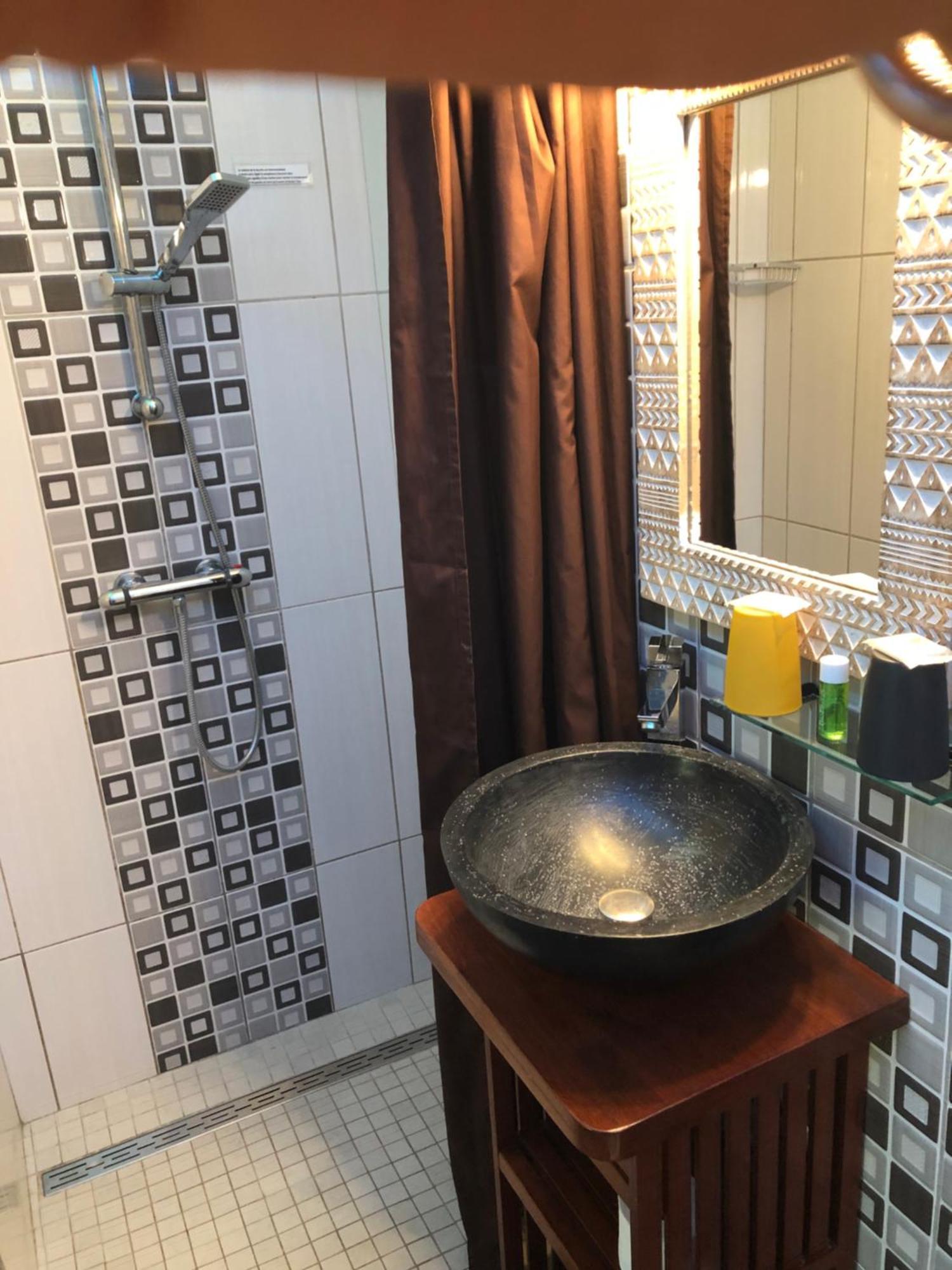 Hotel Les Bougainvilliers Сен Жилс ле Бен Екстериор снимка