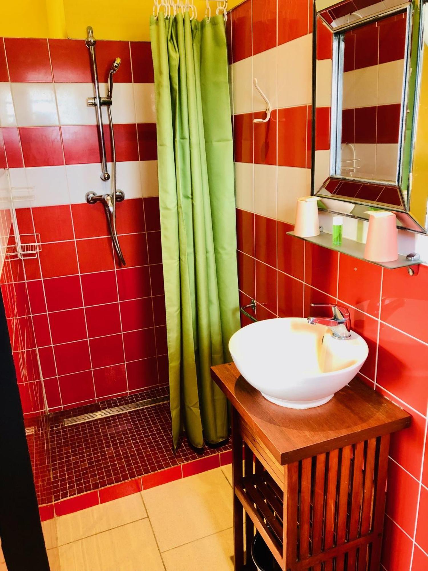 Hotel Les Bougainvilliers Сен Жилс ле Бен Екстериор снимка